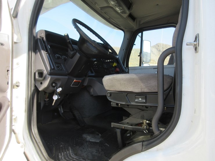 2016-freightliner-114sd-image-7