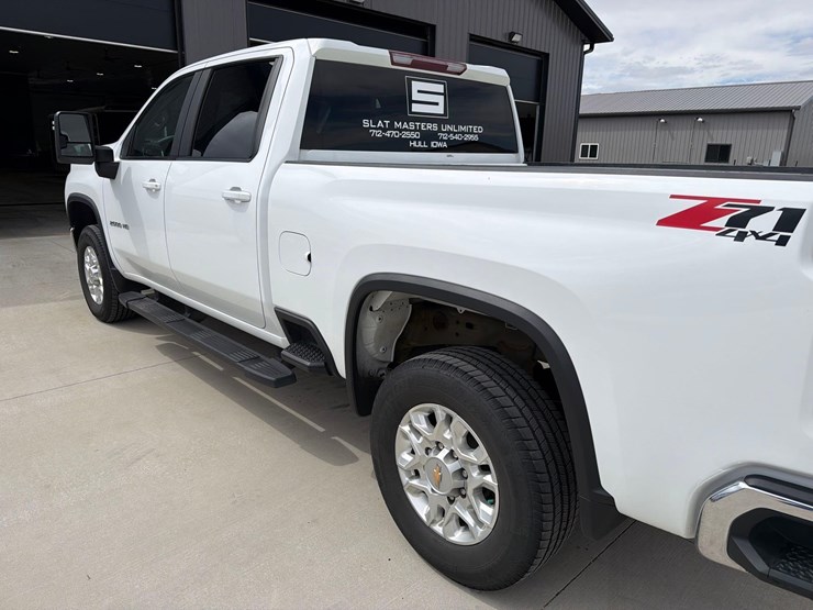 2021-chevrolet-2500hd-image-8