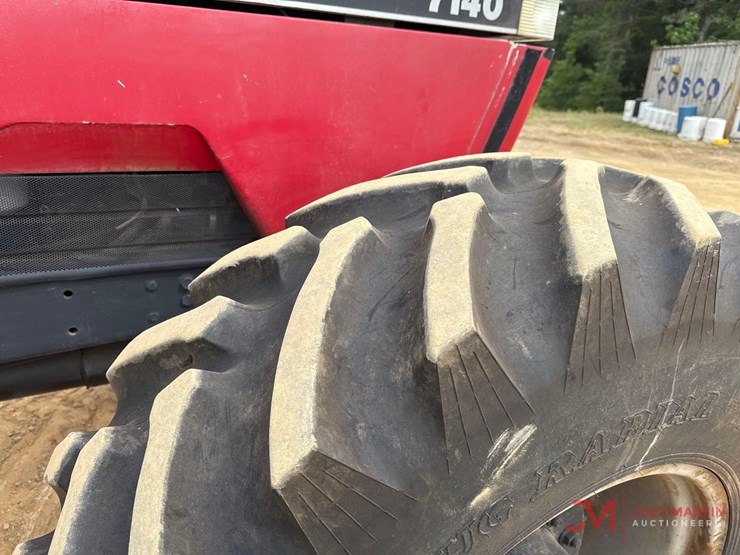 case-7140-ag-tractor-image-14