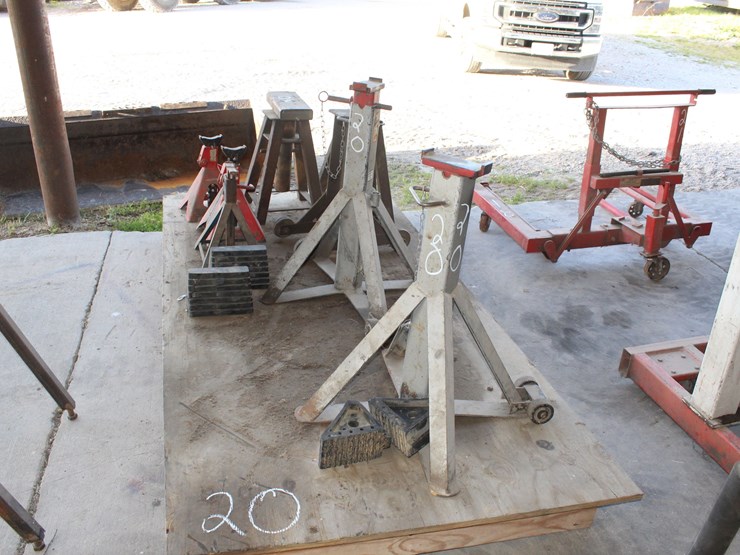lot-of-jack-stands-image-1