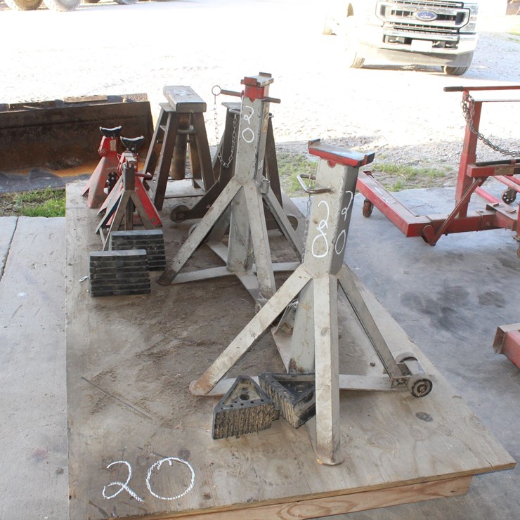 LOT OF JACK STANDS