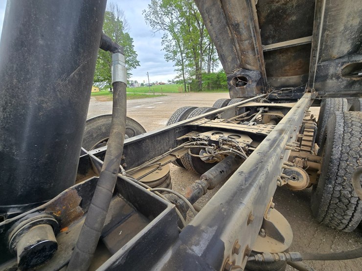 #24295-•-2011-mack-gu713-dump-truck-image-45