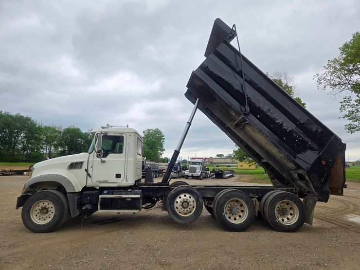 #24295-•-2011-mack-gu713-dump-truck-image-27