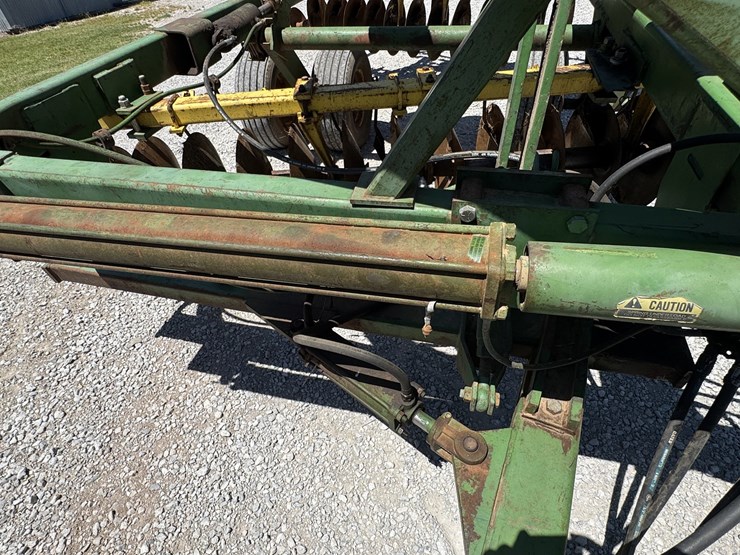 john-deere-220-image-12