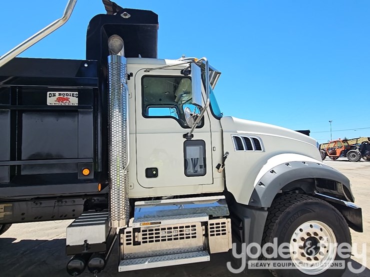 2021-mack-gr64f-image-34