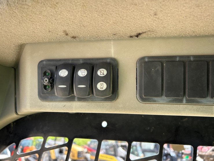 2015-caterpillar-299d-image-23