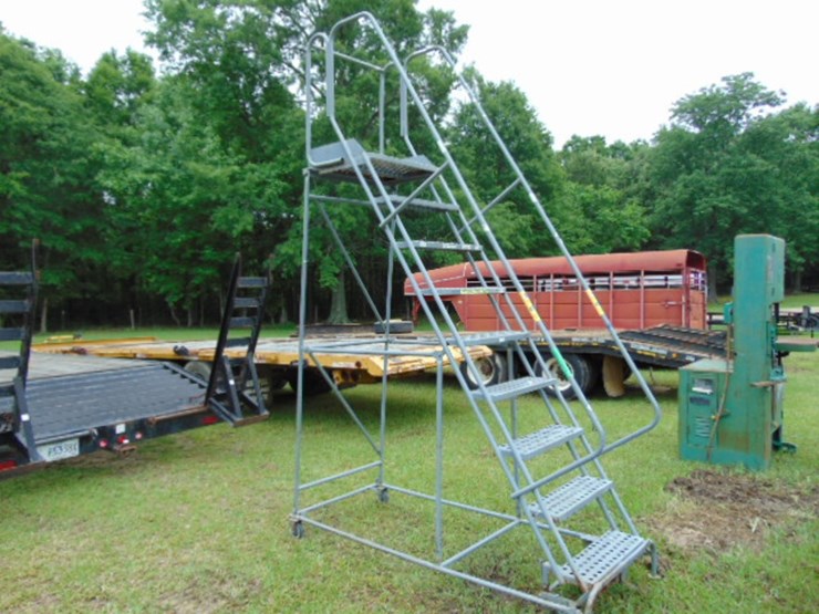 8'-rolling-ladder-image-1
