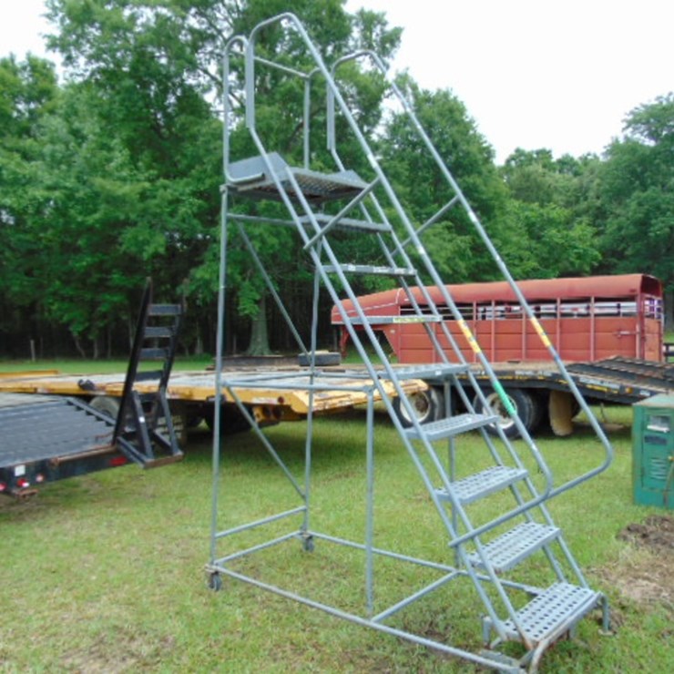 8' ROLLING LADDER