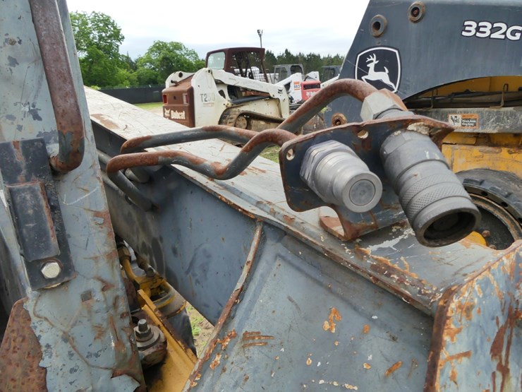 2011-deere-318d-image-11