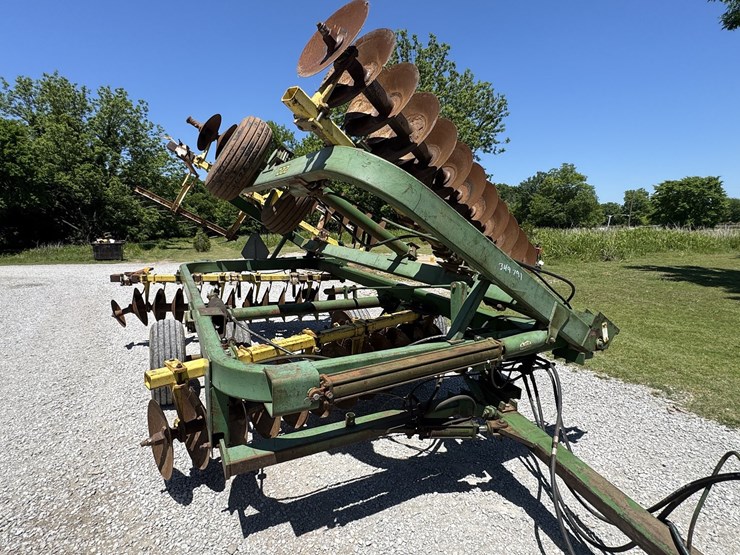 john-deere-220-image-2