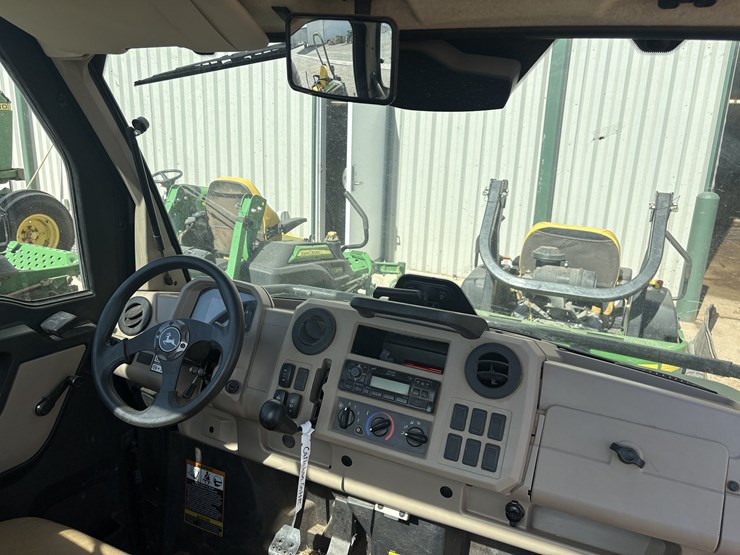 2021-john-deere-gator-image-18