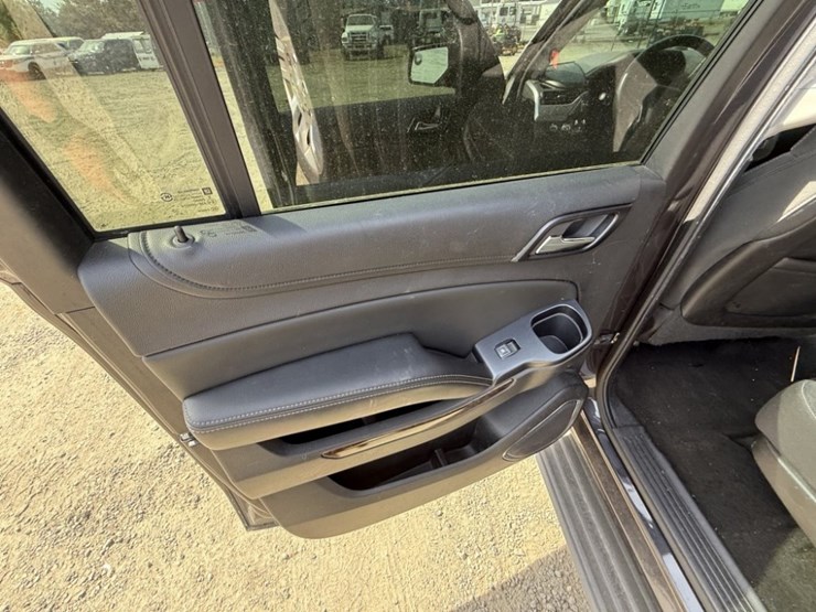 2015-chevrolet-suburban-image-25