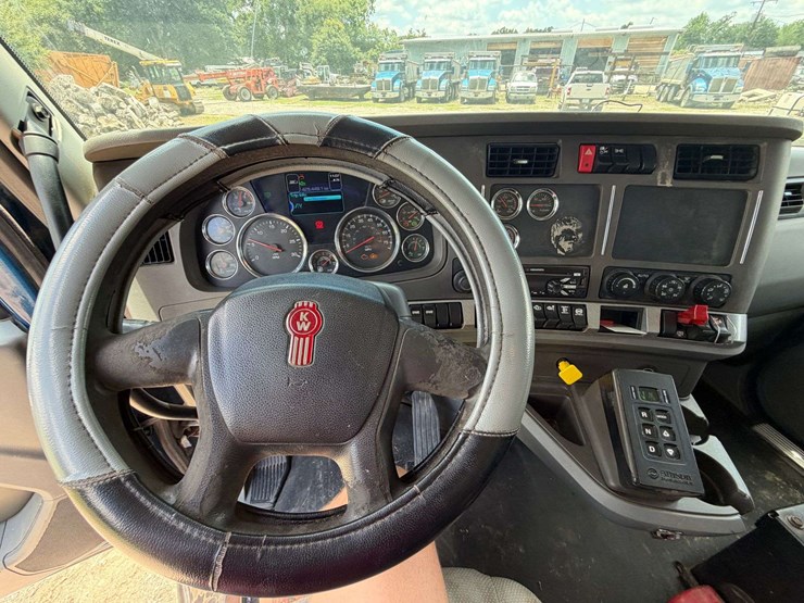 2016-kenworth-t880-image-28