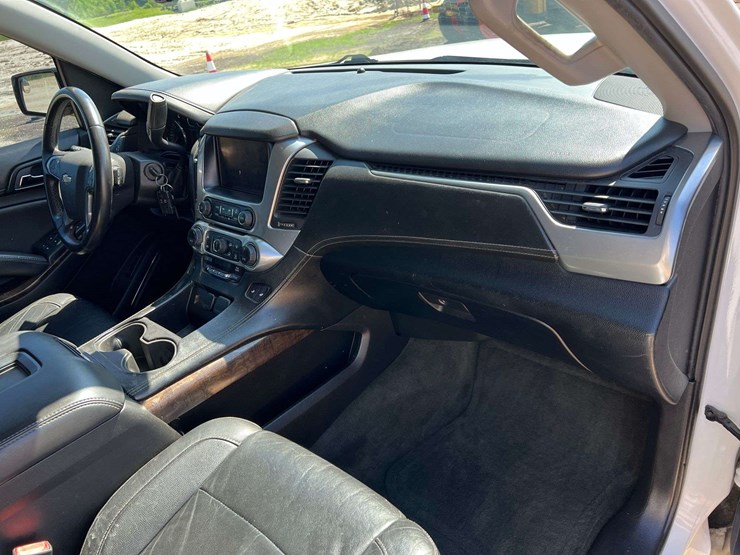 2015-chevrolet-tahoe-lt-image-18