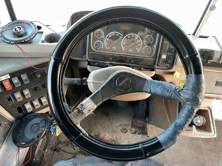2004-freightliner-fs65-image-11