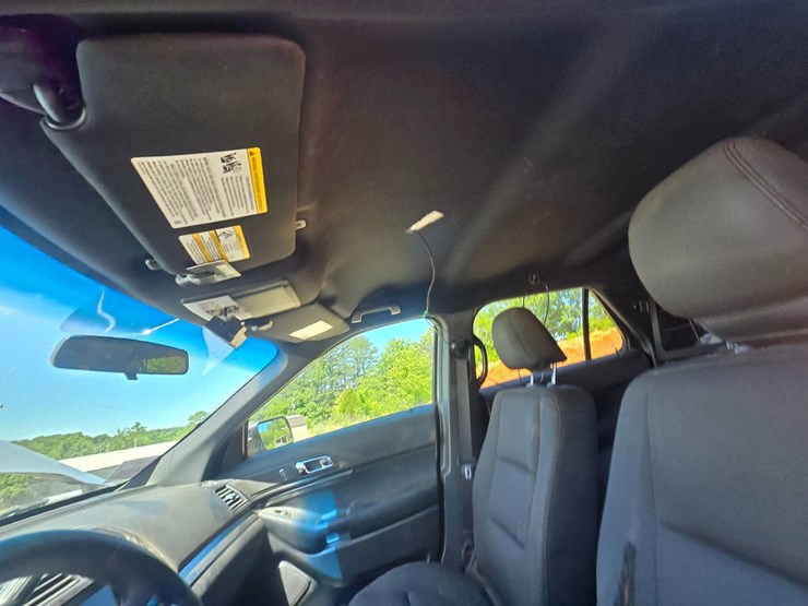 2016-ford-explorer-image-33