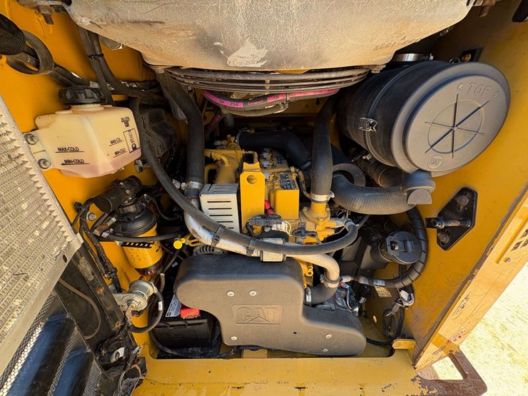 2021-caterpillar-279d3-image-38