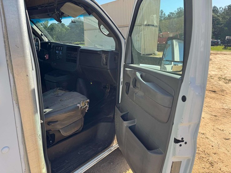 2014-chevrolet-express-3500-image-14