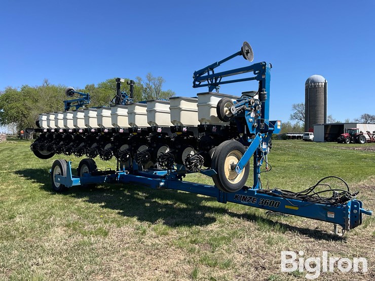 2011-kinze-3600-image-3