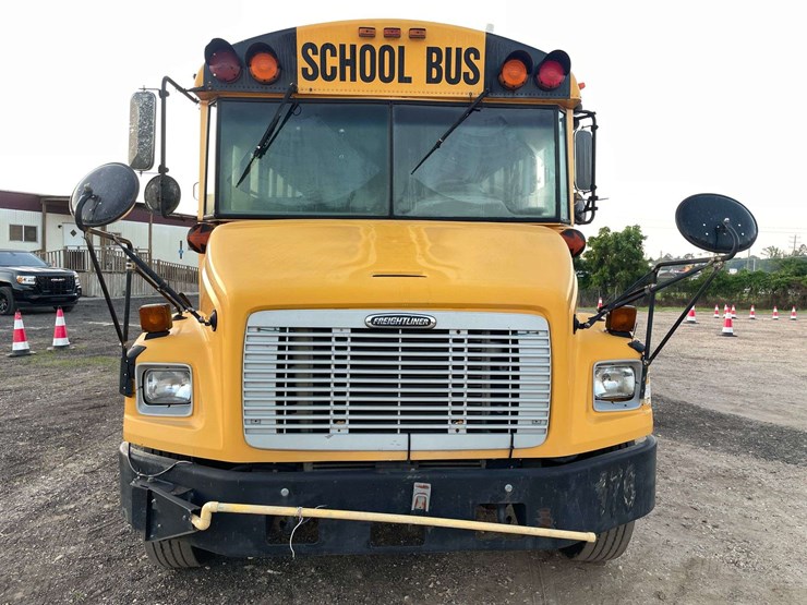 2004-freightliner-fs65-image-5