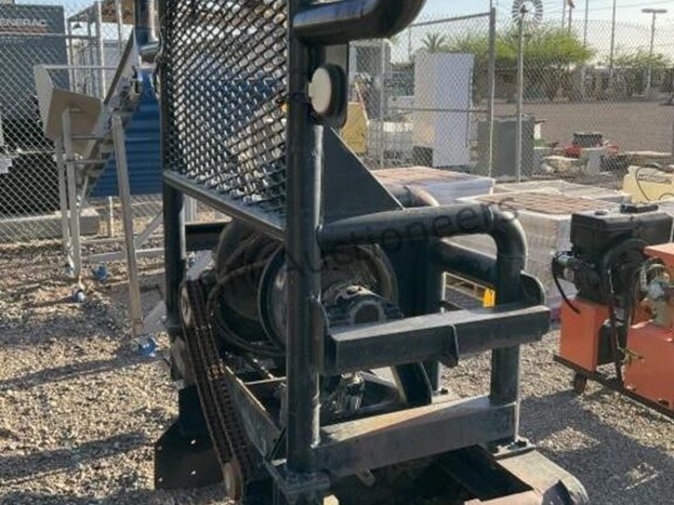 frame-mount-hydraulic-winch-&-headache-rack-image-3