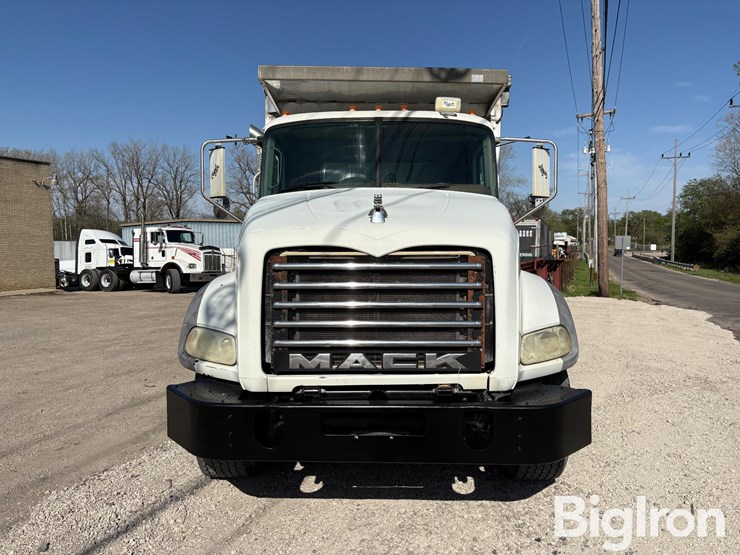 2011-mack-gu800-tri/a-dump-truck-image-2