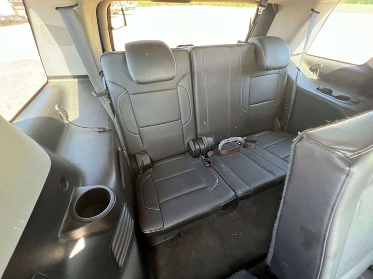 2015-chevrolet-tahoe-lt-image-15