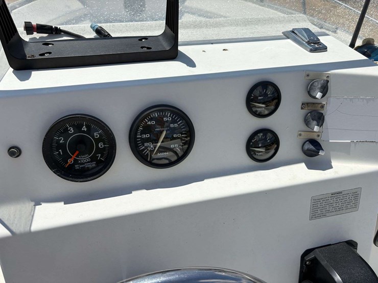 18'-cape-horn-center-console-fiberglass-bay-boat-image-29
