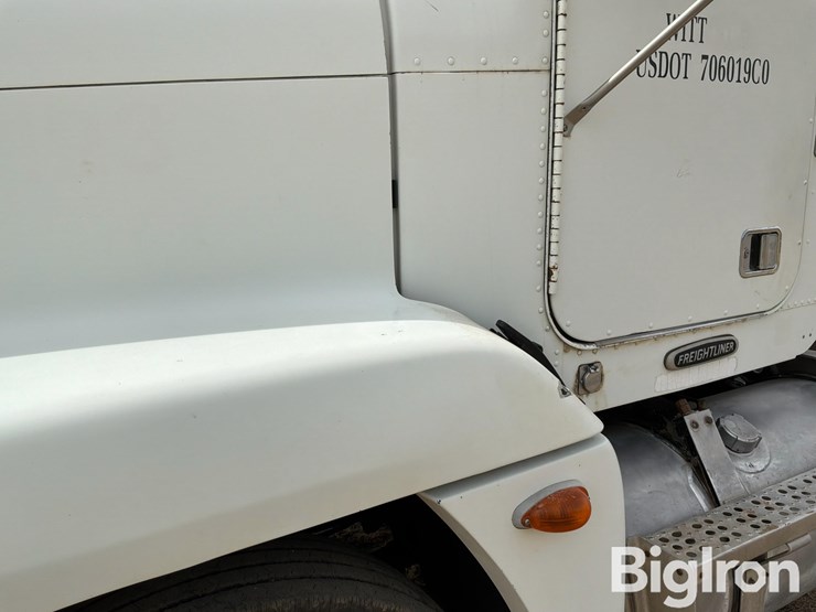 2000-freightliner-fld120-image-10