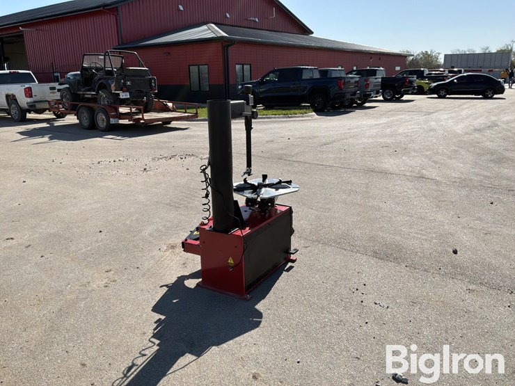 2025-massey-ferguson-730-image-5