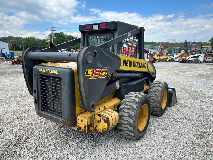 new-holland-l180-image-4