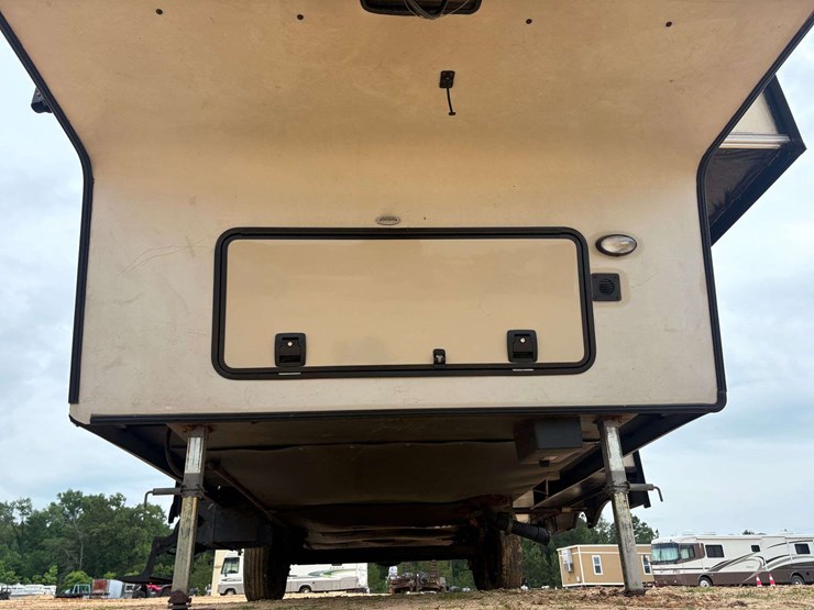 2015-forrest-river-crusader-5th-wheel-travel-trailer-image-9