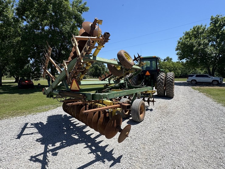 john-deere-220-image-3