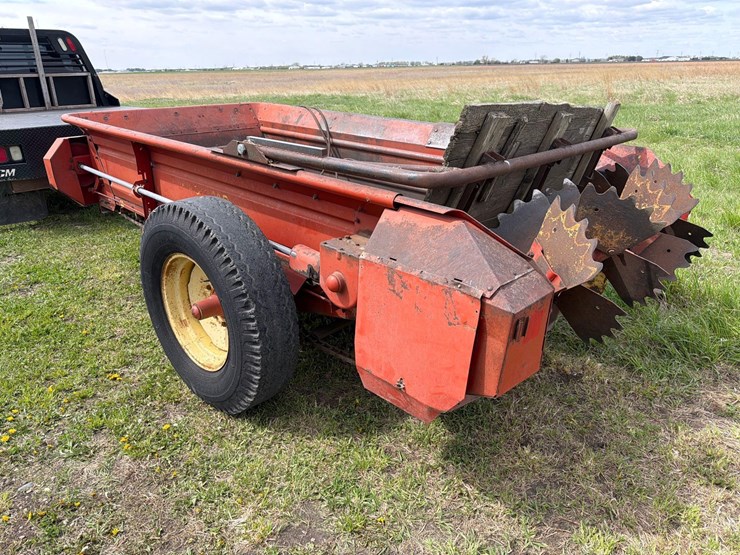 new-holland-512-image-2