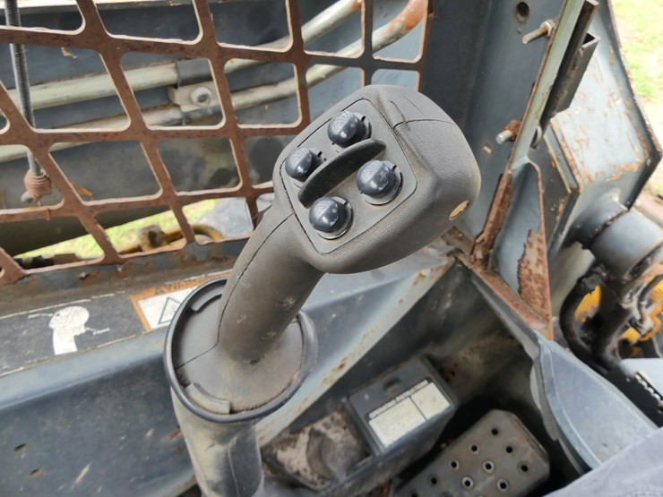 2011-deere-318d-image-14