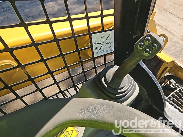 2015-caterpillar-257d-image-30