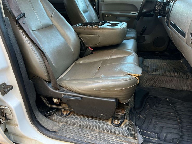 2013-chevrolet-silverado-3500hd-image-26