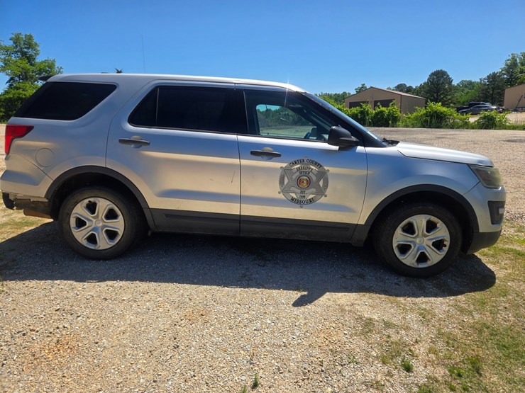 2016-ford-explorer-image-15