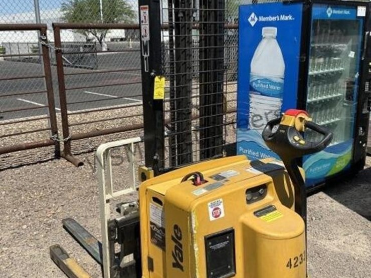 yale-3,800lbs-capacity-electric-order-picker-image-4