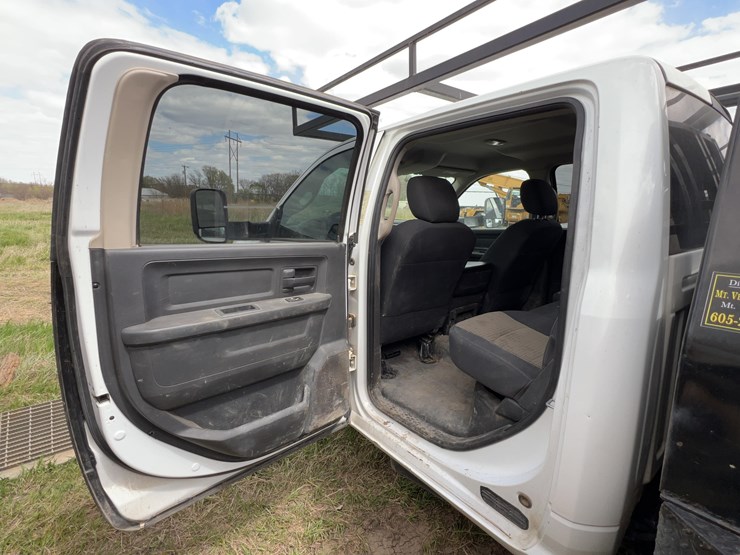 2011-dodge-3500-image-18