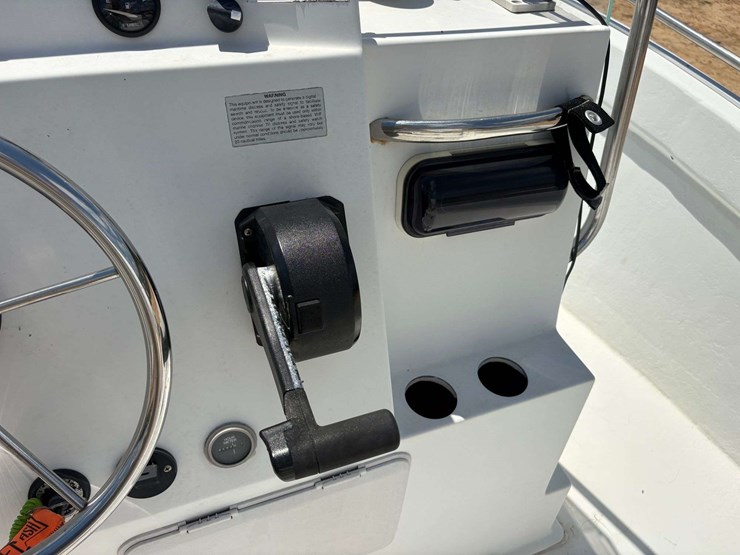 18'-cape-horn-center-console-fiberglass-bay-boat-image-30