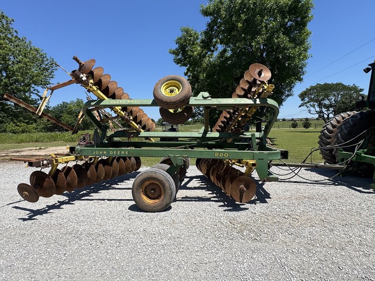 john-deere-220-image-1