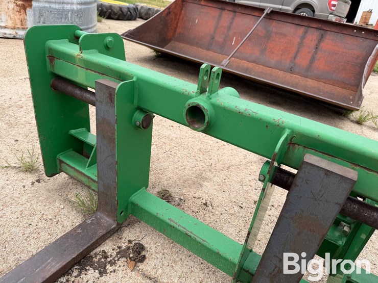 john-deere-pallet-forks-image-11