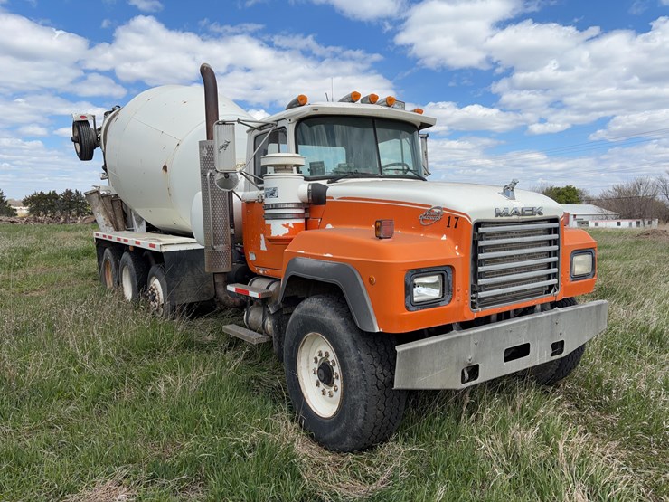 1996-mack-rd688c-cement-truck-image-3