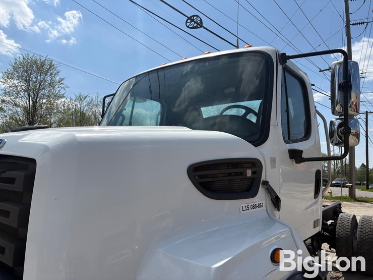 2015-freightliner-108sd-image-11