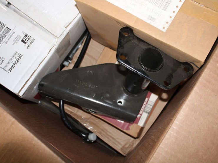 pallet-with-2-boxes-of-various-automotive-parts-image-3