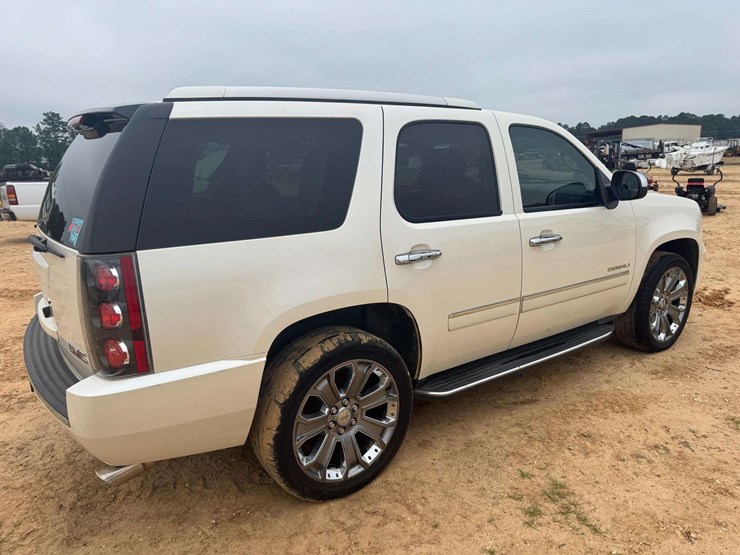 2011-gmc-yukon-image-3
