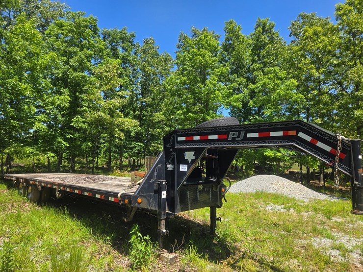 #24321-•-2009-p.j.-35'-flatbed-trailer-image-1