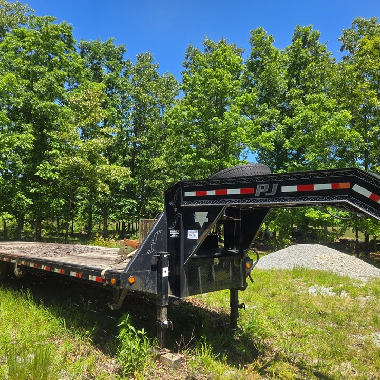 #24321 • 2009 P.J. 35' Flatbed Trailer