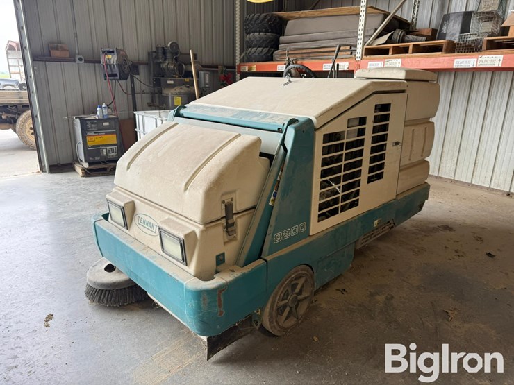 tennant-8200-floor-sweeper-image-1